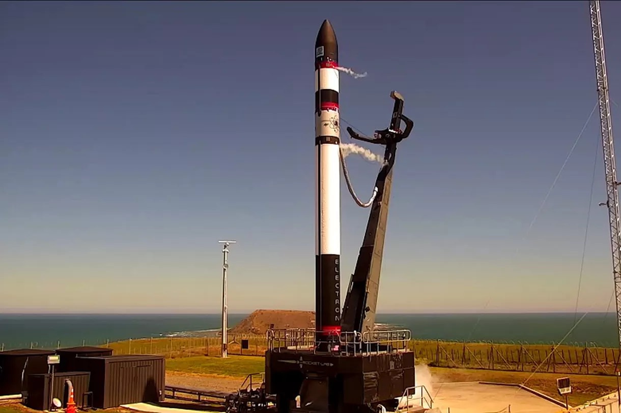 راکت لب برای نخستین‌بار موشک خود را پس از پرتاب با چتر نجات بازیابی کرد