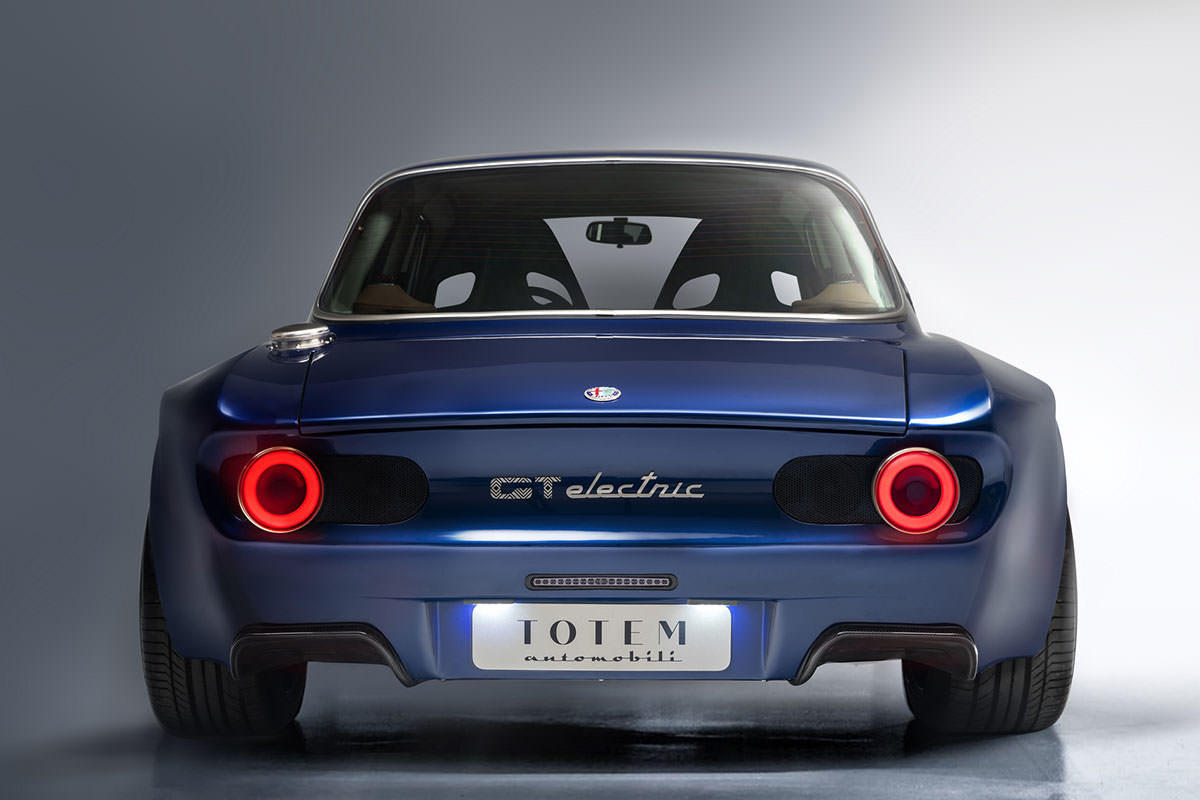 نمای سه چهارم خودروی الکتریکی آلفا رومئو جولیا / Alfa Romeo Giulia GTA آبی رنگ 