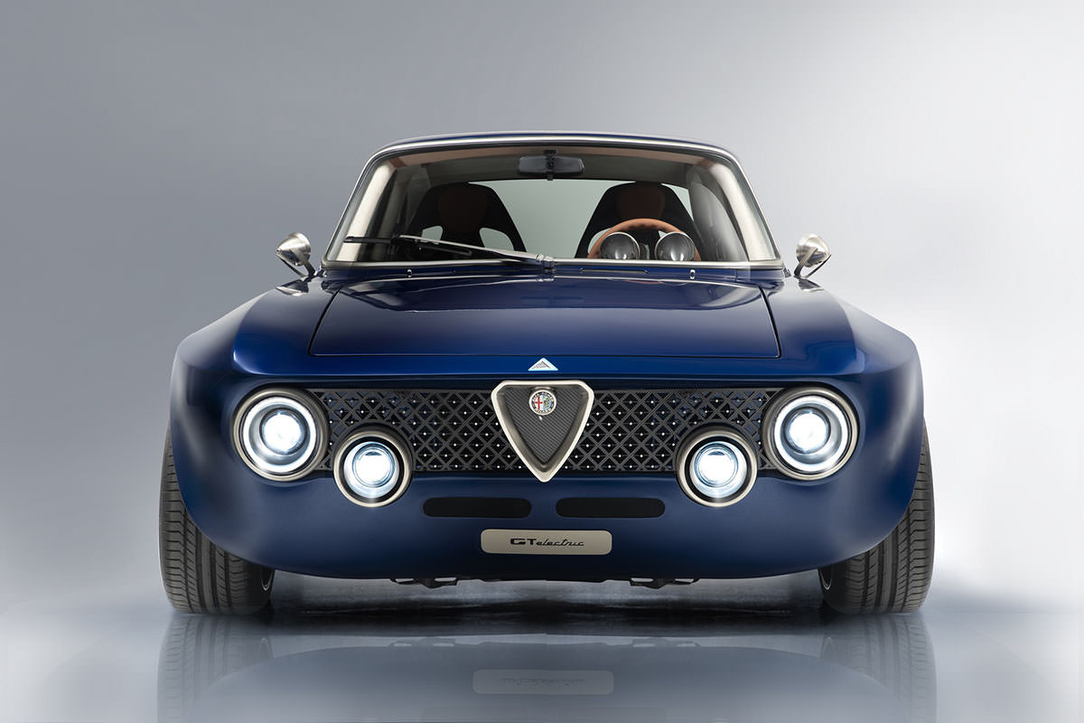 نمای جلو خودروی الکتریکی آلفا رومئو جولیا / Alfa Romeo Giulia GTA آبی رنگ 