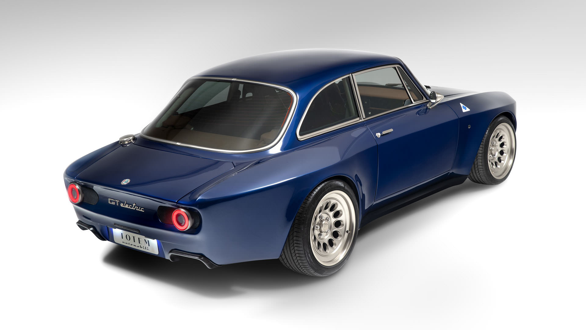نمای سه چهارم عقب خودروی الکتریکی آلفا رومئو جولیا / Alfa Romeo Giulia GTA آبی رنگ 