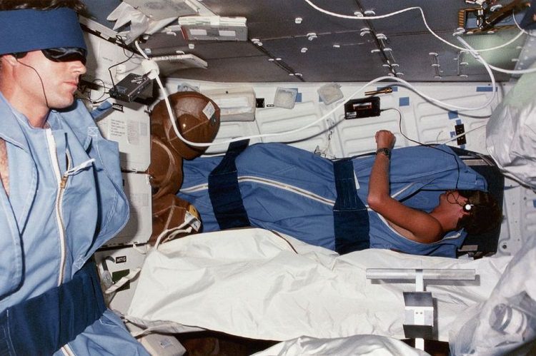 فضانوردان مایکل کتس و استیون هاولی در حال استفاده از واکمن برای خواب در سفینه فضایی دیسکاوری سال 1984