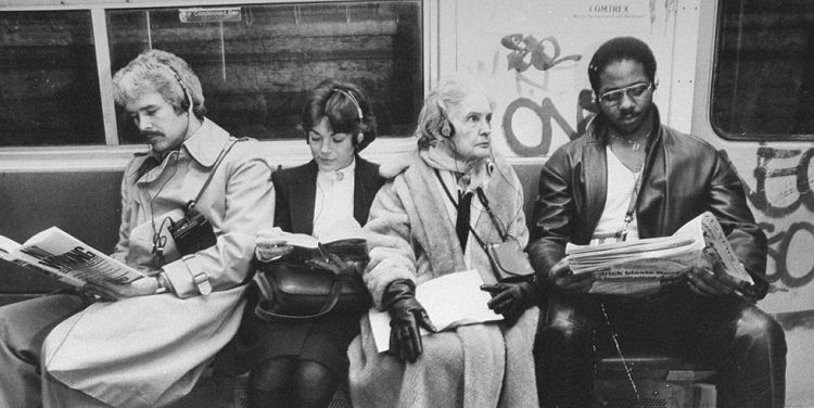 چهار مسافر در حال گوش دادن به واکمن در مترو نیویورک 1981