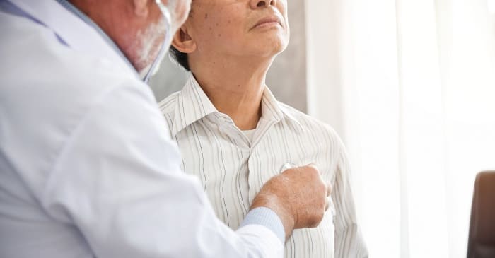 معاینه و بررسی صدای ریه‌ها توسط پزشک