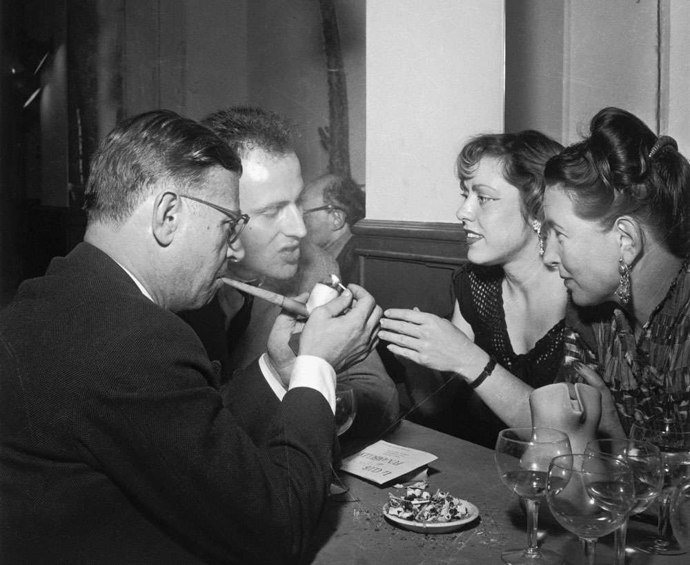 ژان پل سارتر، سیمون دوبوار، بوریس ویان و همسرش میشله در کافه دو فلور پاریس