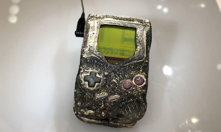 گیم بوی بازمانده از جنگ Game Boy