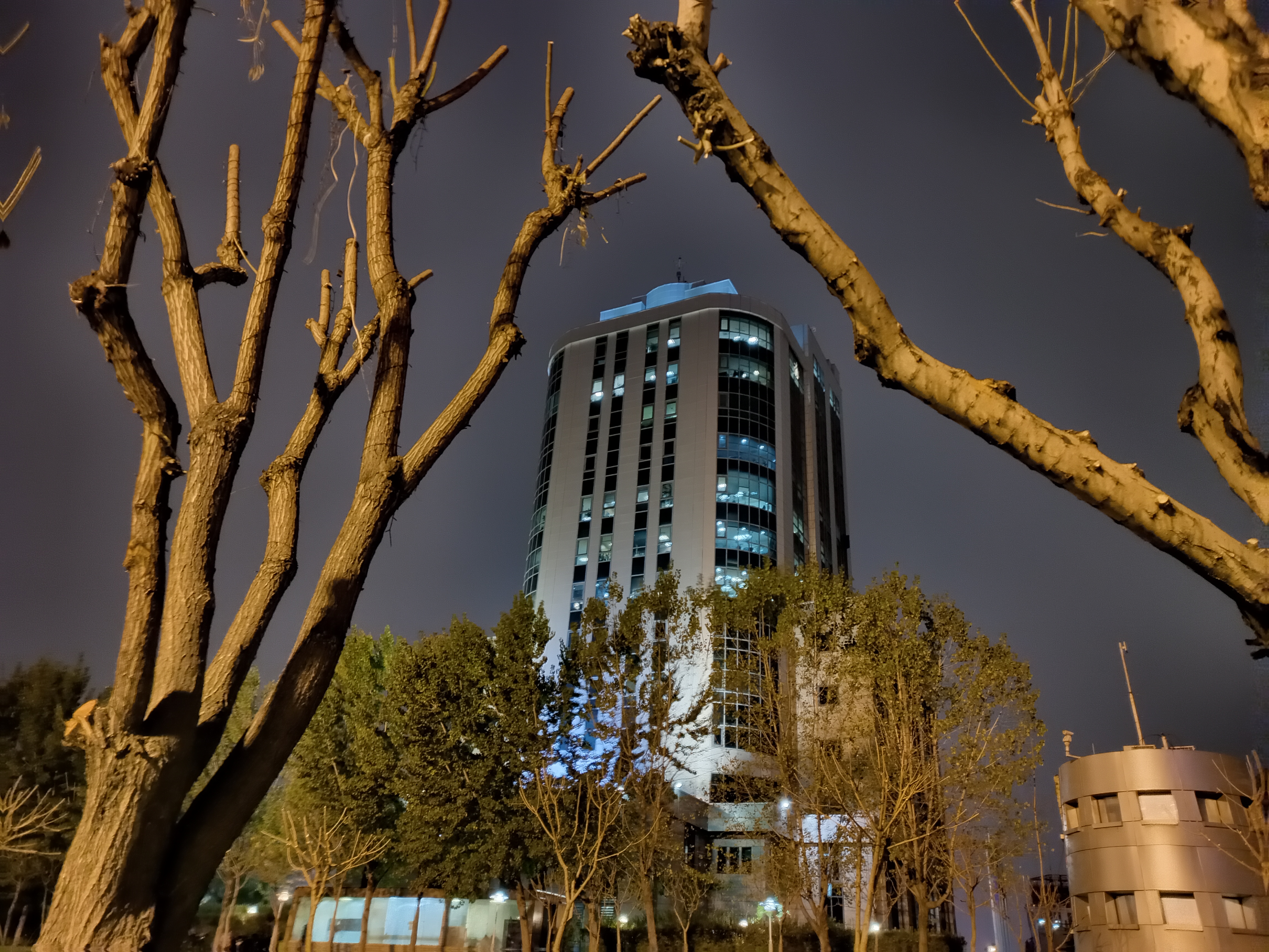 نمونه عکس ۲ برابری دوربین اصلی گوشی هواوی Y9a در تاریکی - ساختمانی در پارک آب و آتش تهران