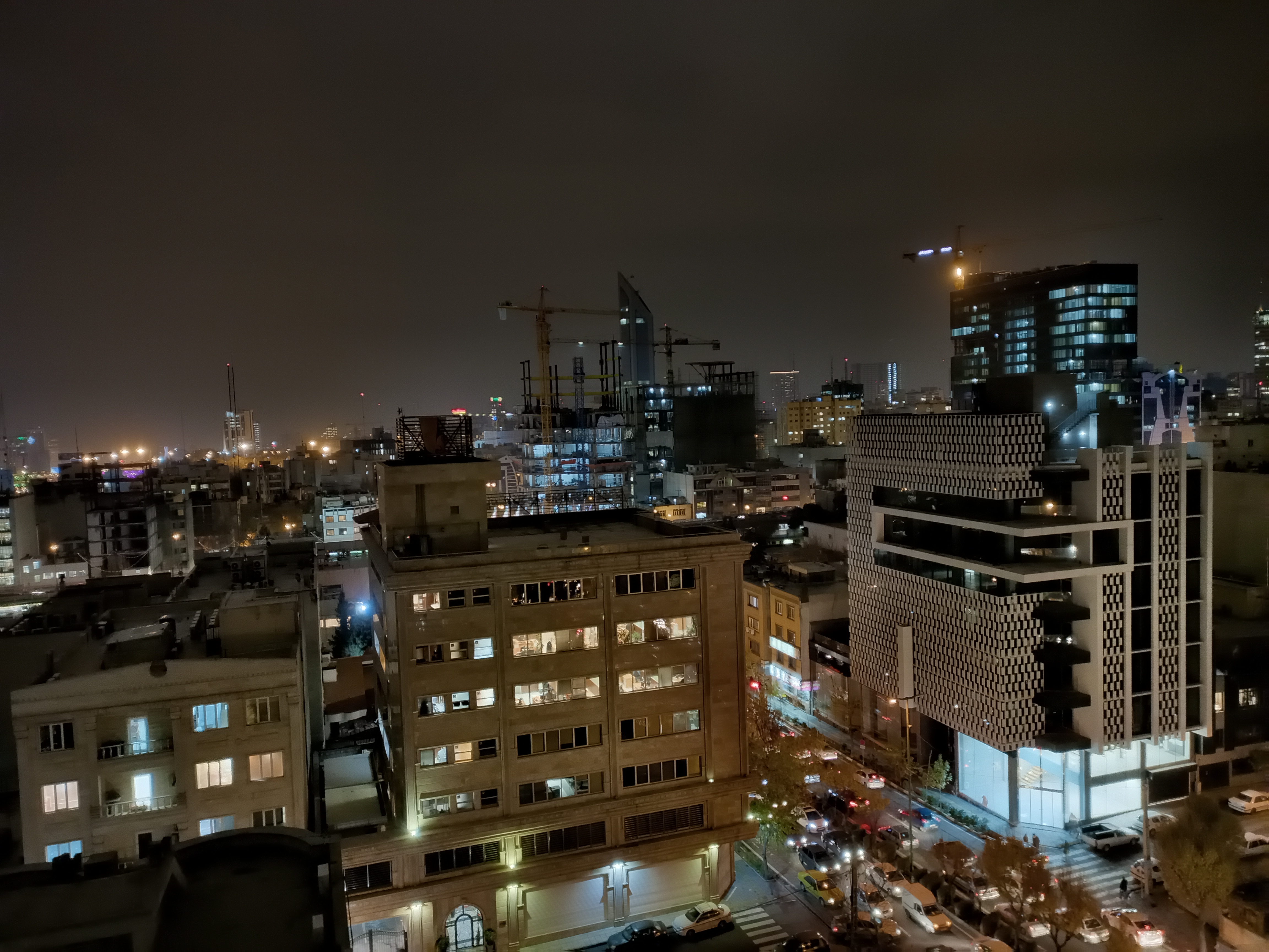 نمونه عکس ۲ برابری دوربین اصلی گوشی هواوی Y9a در تاریکی - ساختمان‌های خیابان جردن تهران