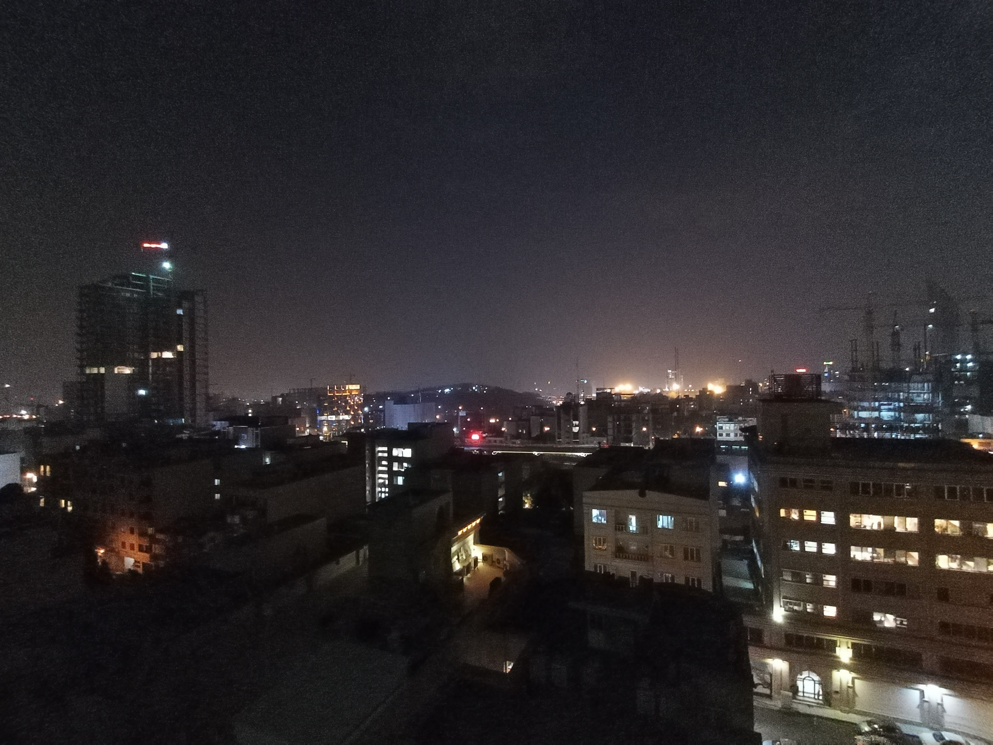 نمونه عکس دوربین اولتراواید گوشی هواوی Y9a در تاریکی - ساختمان‌های خیابان جردن تهران