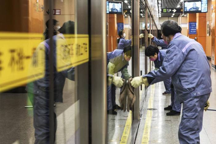 ضدعفونی کردن مترو شانگهای