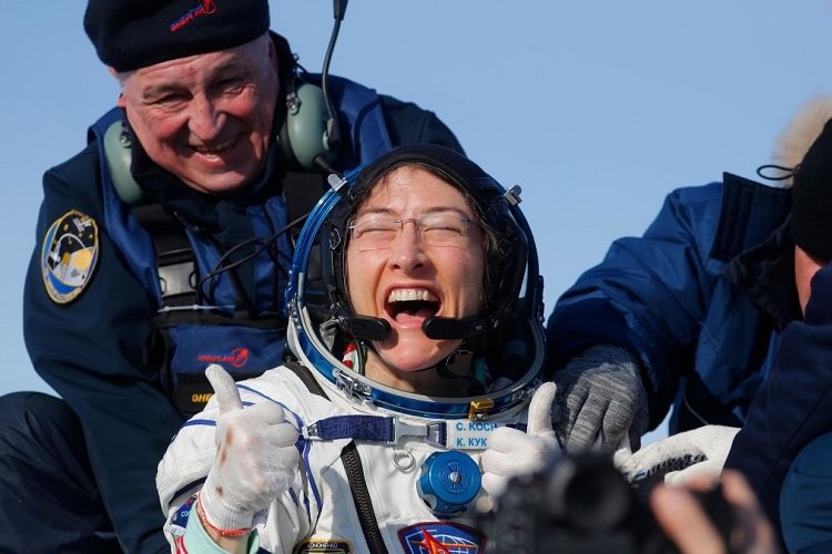 کریستینا کوک پس از حضور رکوردشکن ۳۲۸ روزه در فضا به زمین بازگشت