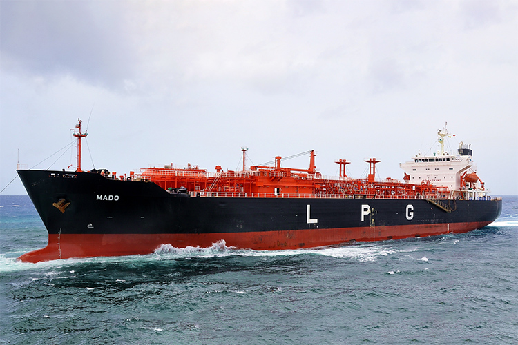 Oil tanker LPG transport کشتی نفت کش ال پی جی
