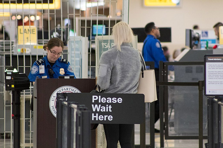 کدام رفتارها باعث دردرسر در بازرسی فرودگاه می‌شوند؟