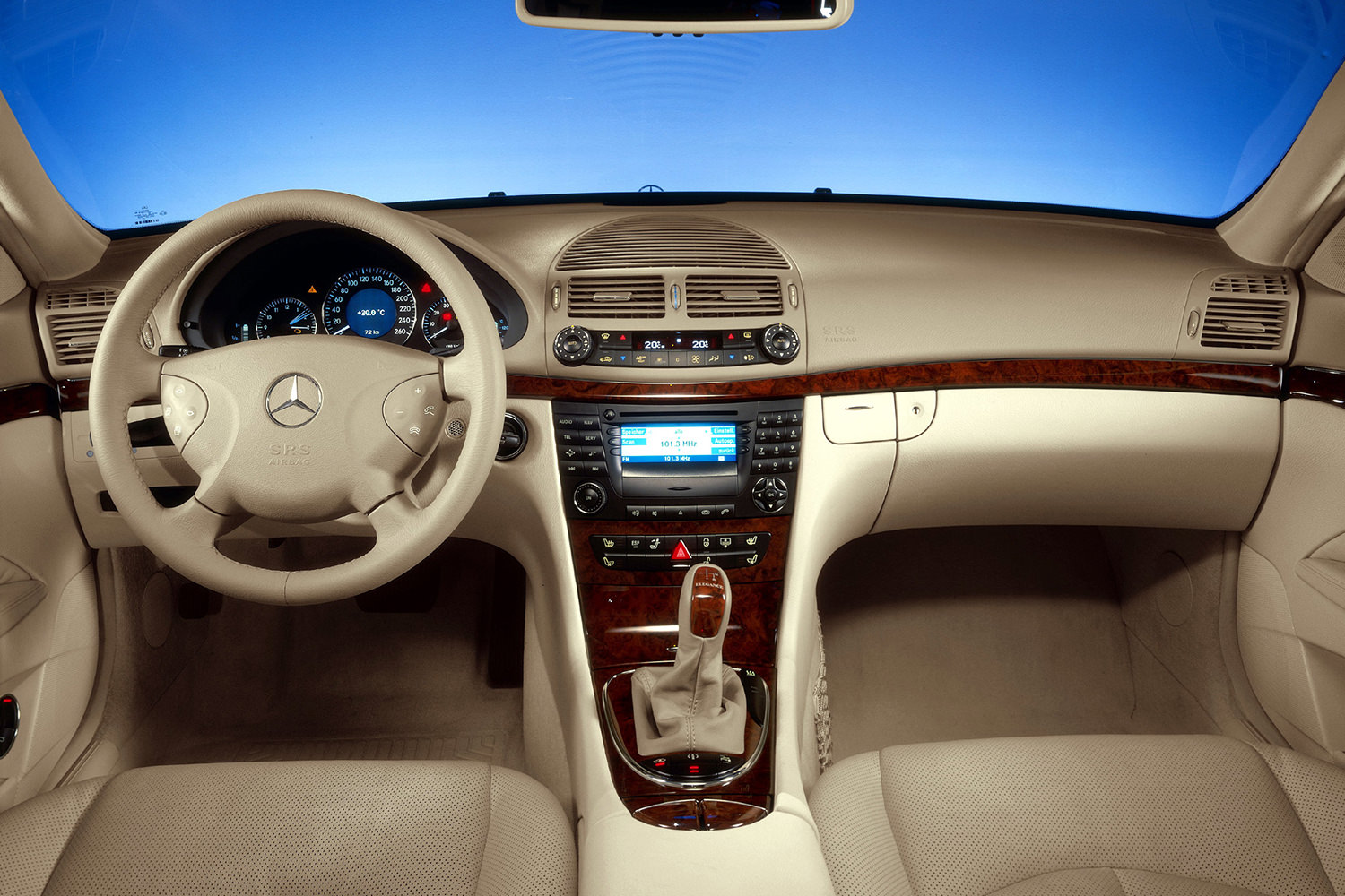 مشخصات و قیمت مرسدس بنز E230 مدل 2007 - زومیت