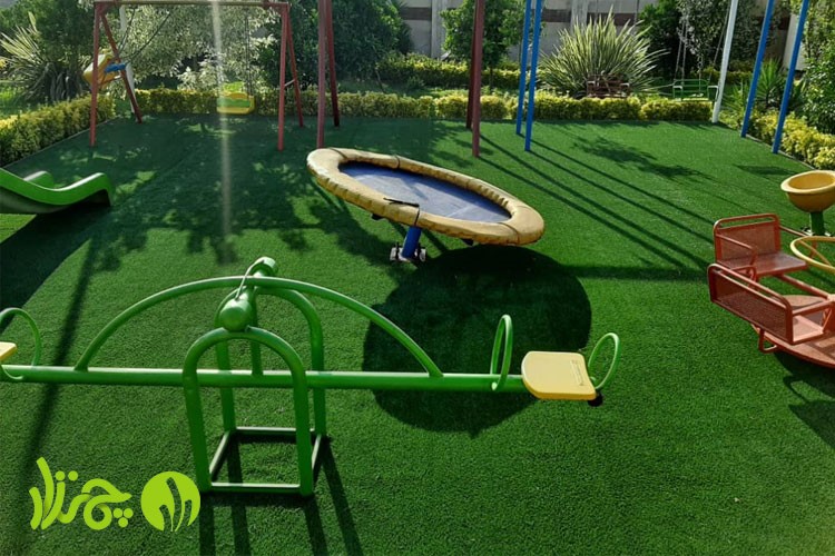 اجرای چمن مصنوعی زمین بازی برای کودکان یک ویلای مسکونی
