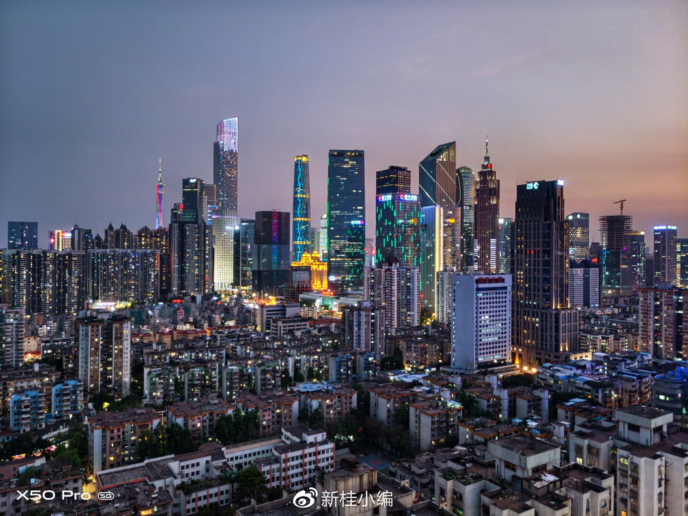 نمونه عکس ویوو X50 پرو ساختمان های بلند شهر شلوغ چراغ روشن