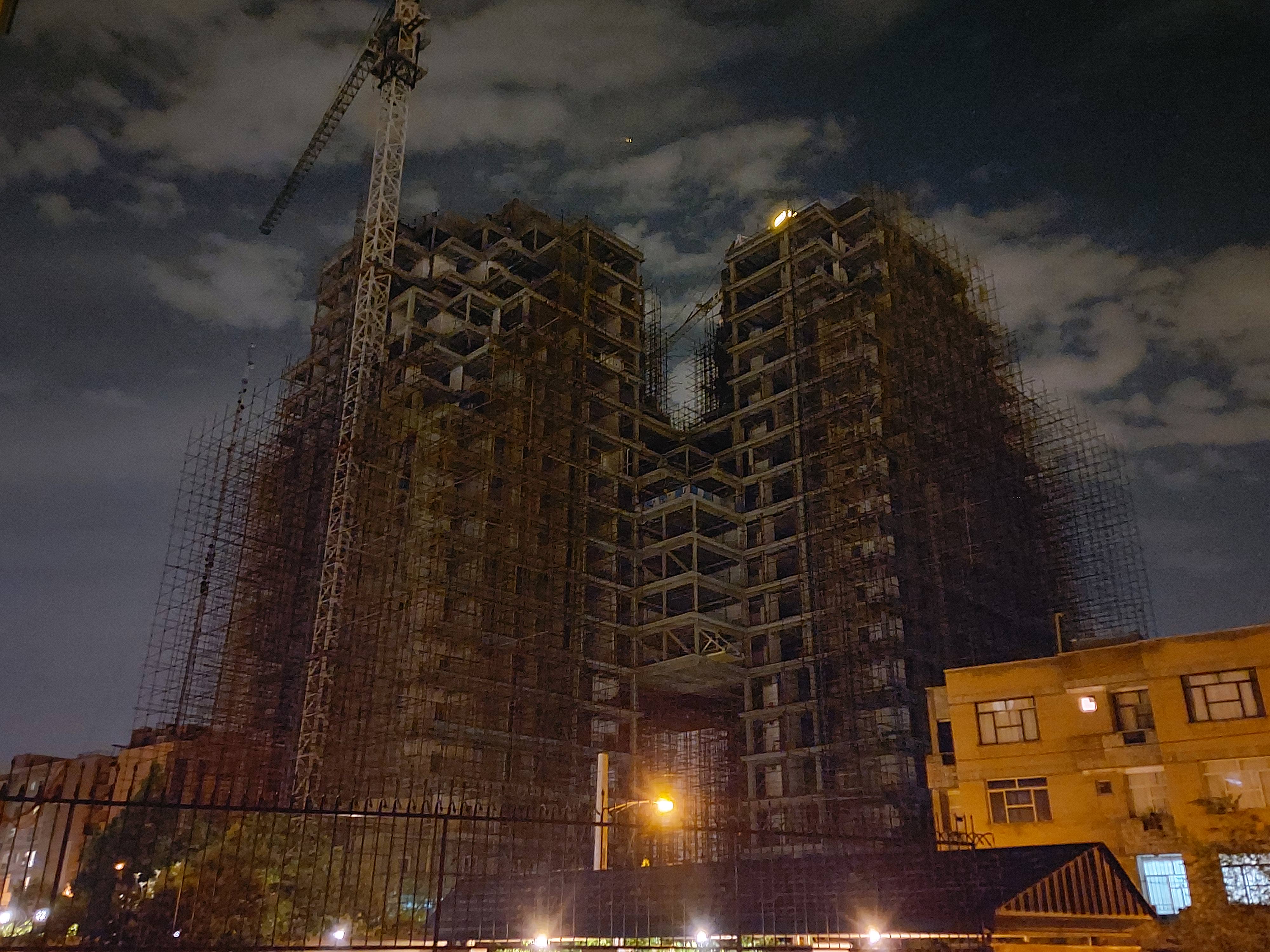 نمونه عکس شب گلکسی A71 از برج در حال ساخت
