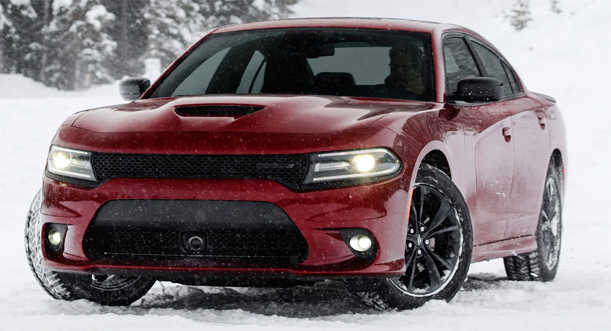 خودرو عضلانی / muscle car دوج / dodge قرمز رنگ در برف زمستان