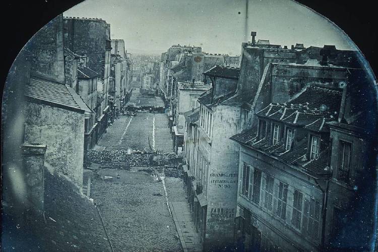 عکس معروف تاریخی با عنوان Barricades on rue Saint-Maur,