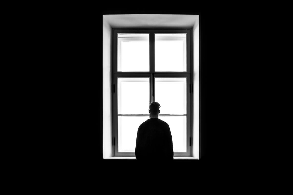 تنهایی چگونه بر مغز و بدن تأثیر میگذارد؟