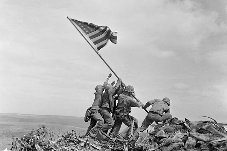 عکسی که جو رزنتال از برافراشتن پرچم آمریکا روی تپه ایوو جیما گرفته است