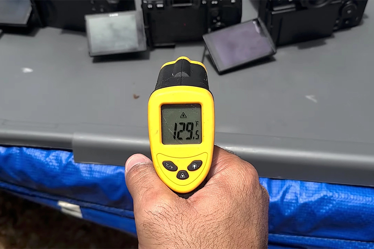 دماسنج پیشرفته زرد در دست راست یک مرد نمایش دمای 129.5 درجه فارنهایت