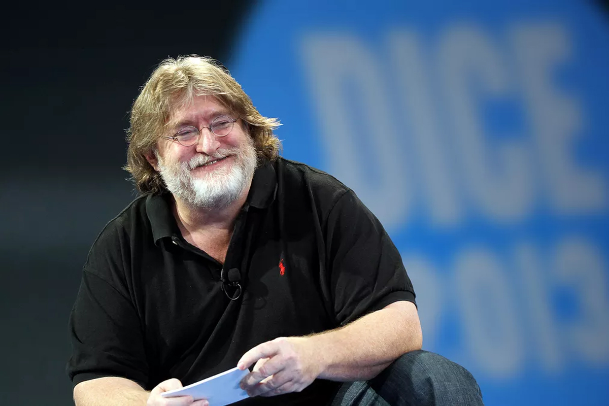 گیب نیوئل / Gabe Newell‎ بنیان گذار ولو درحال خندیدن با لباس مشکی و عینک و ریش سفید