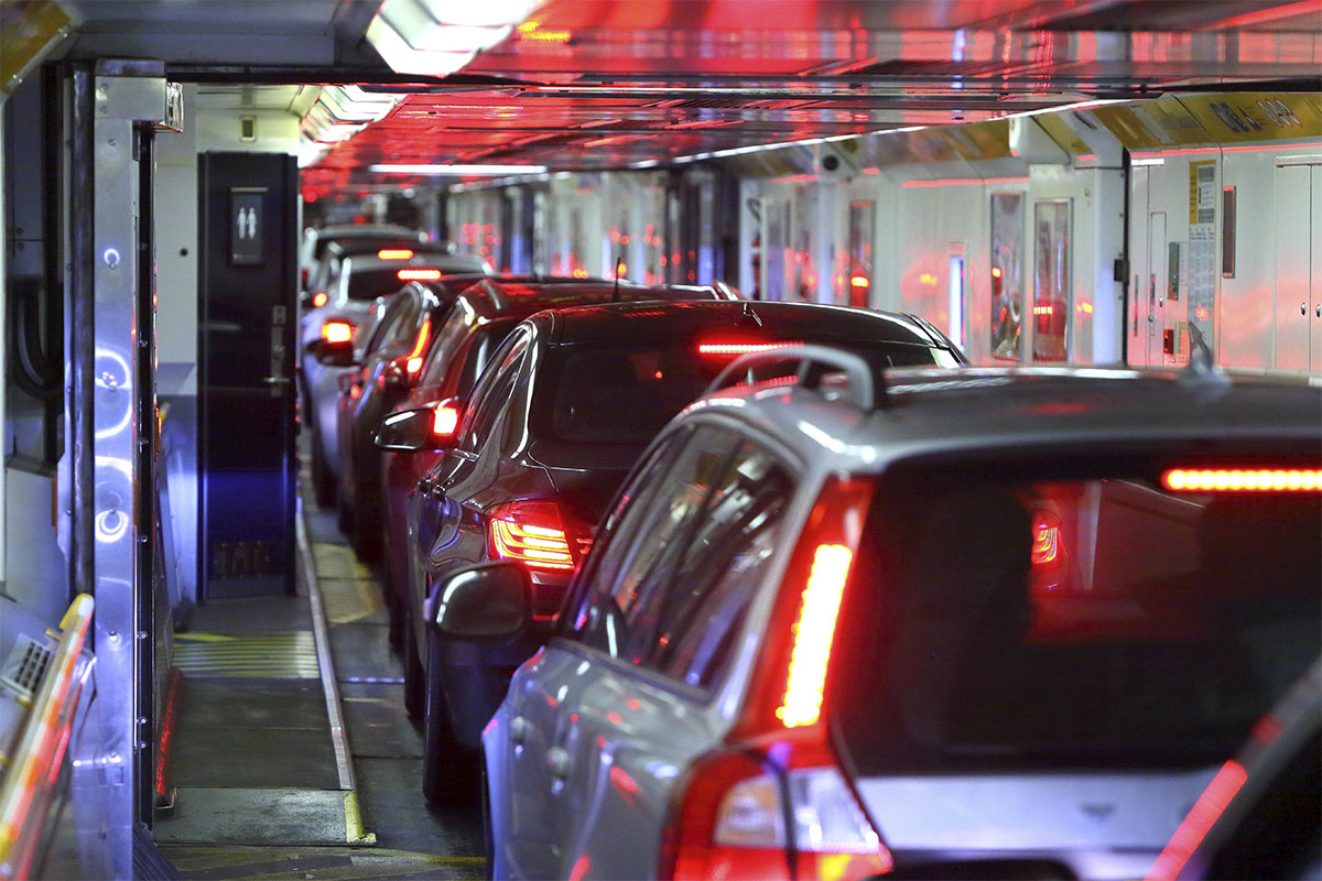 خودروها در داخل قطارهای مخصوص عبور از تونل مانش
