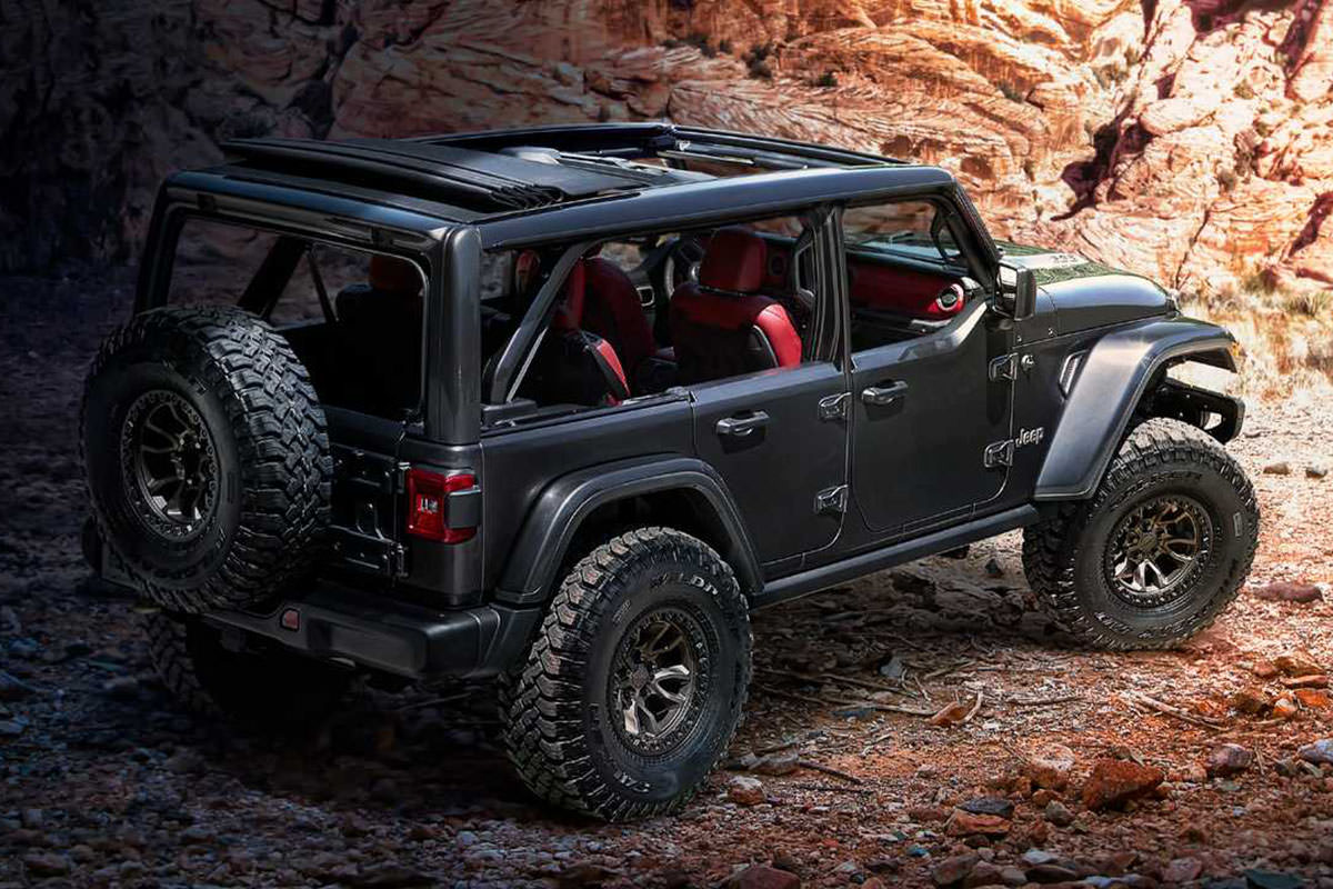 نمای عقب شاسی بلند / suv جیپ رانگلر روبیکان / Jeep Wrangler Rubicon 392 Concept در مسیر آفرود