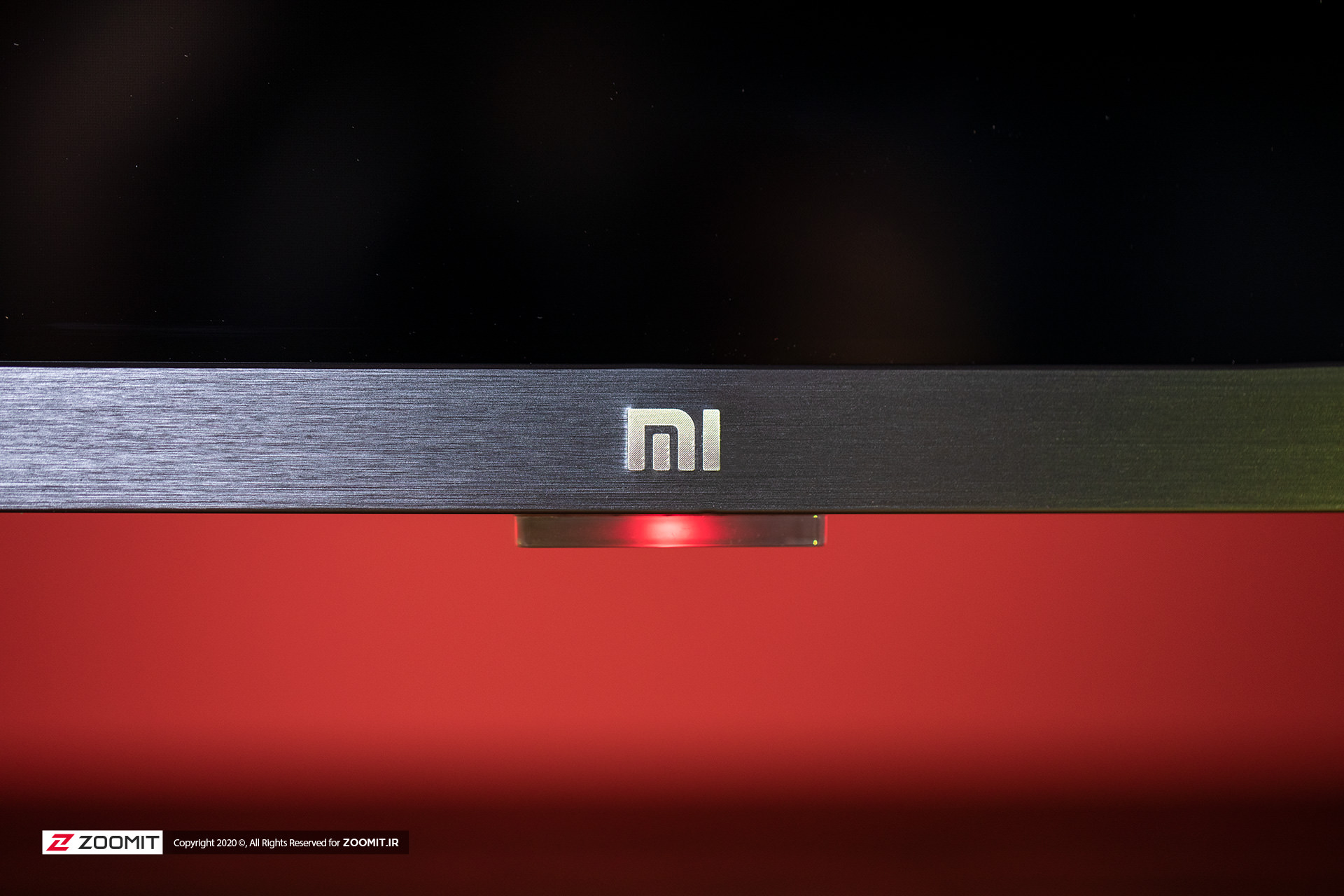 لوگوی Mi و نمای نزدیک از فریم آلومنیومی و برس خورده تلویزیون MI TV  4S شیائومی