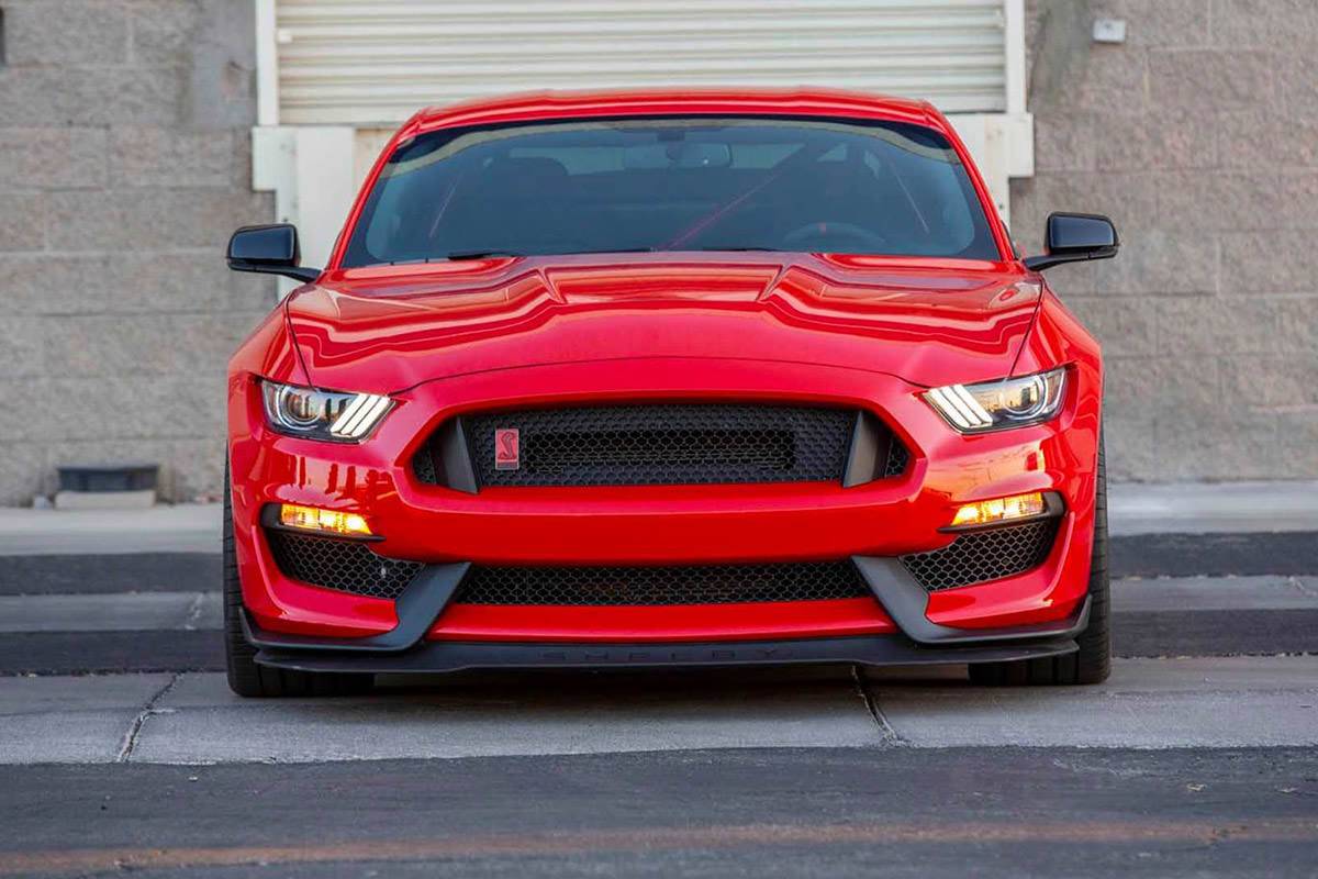 نمای جلو خودرو فورد موستانگ شلبی / Ford Mustang قرمز رنگ