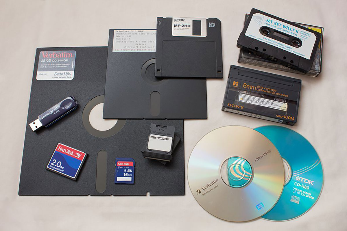 CD و DVD و فلاپی دیسک و فلش درایو و نوار کاست و کارت حافظه