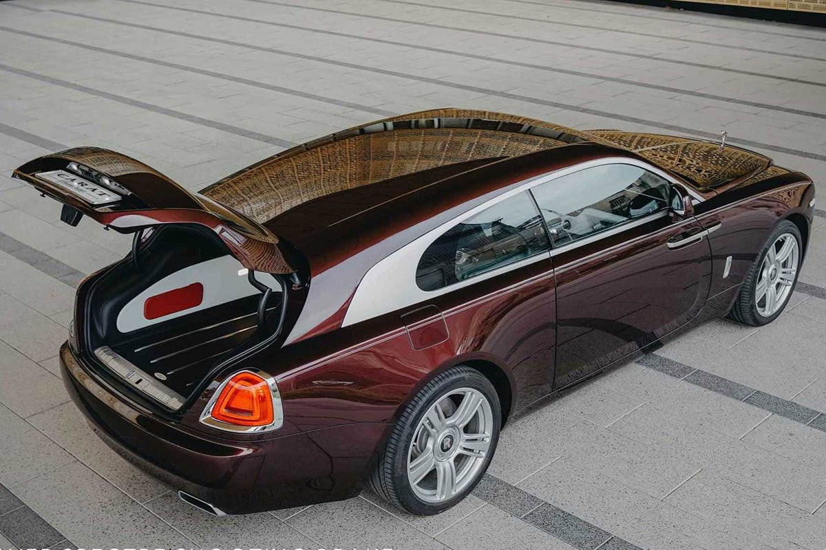 Kırmızı Rolls-Royce Wraith Shooting Brake'in arkadan görünümü