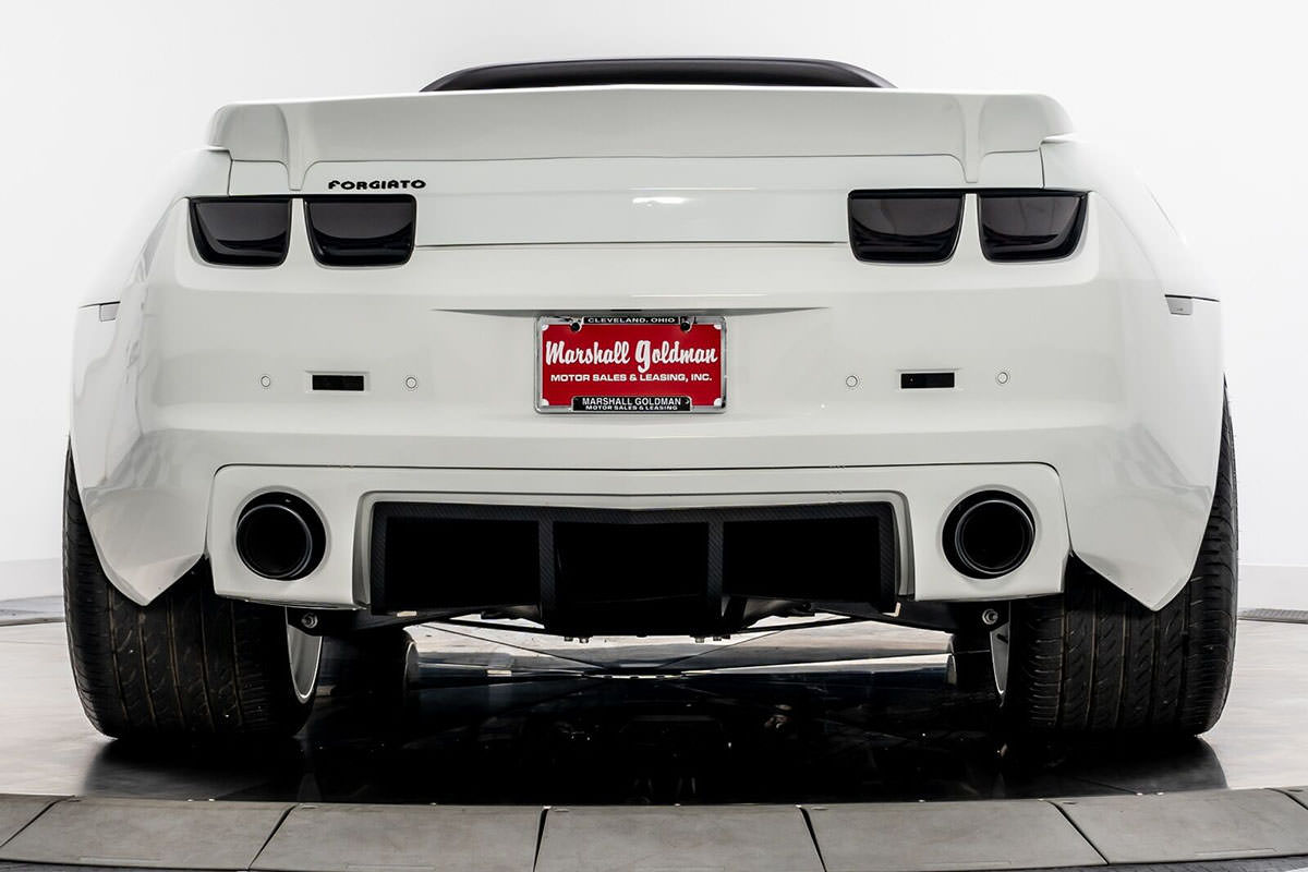 نمای عقب خودروی عضلانی اسپرت شورولت کامارو اس اس / 2011 Chevrolet Camaro SS سفید رنگ با کیت بدنه