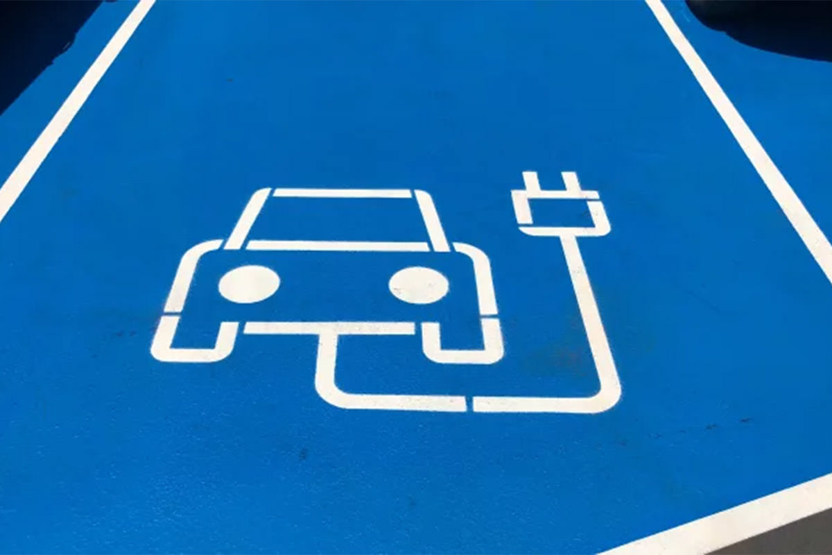 علامت شارژ خودروهای برقی / electric car روی جاده با رنگ آبی