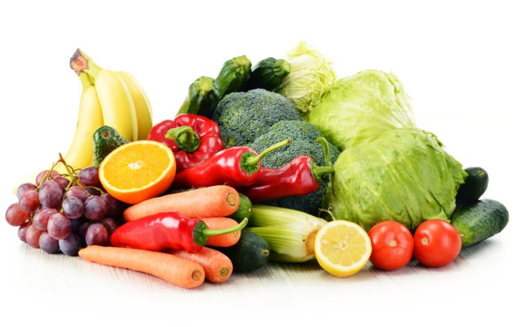 میوه ها و سبزیجات تازه ای که کنار هم چیده شده اند