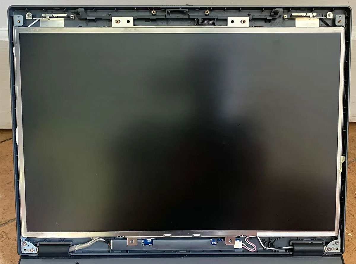 نمای جلو پنل LCD