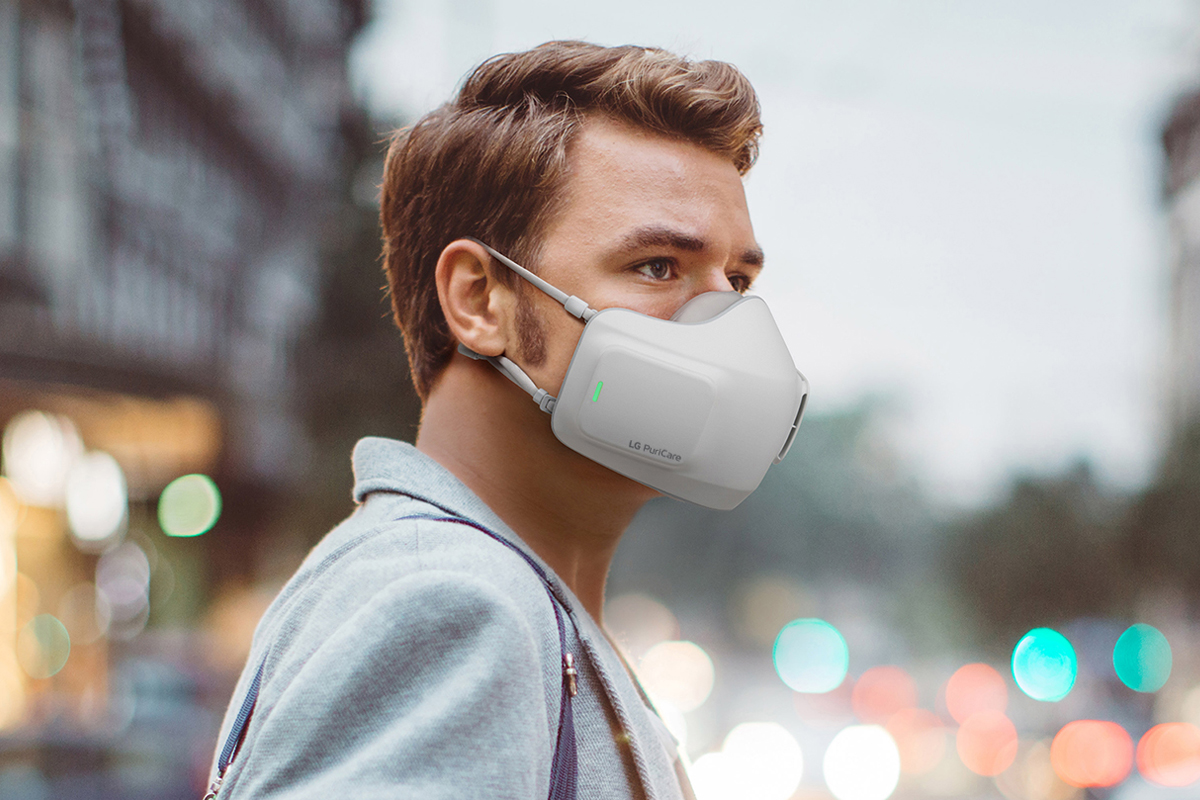 یک مرد با ماسک ال جی LG PuriCare Wearable Air Purifier در فضای باز