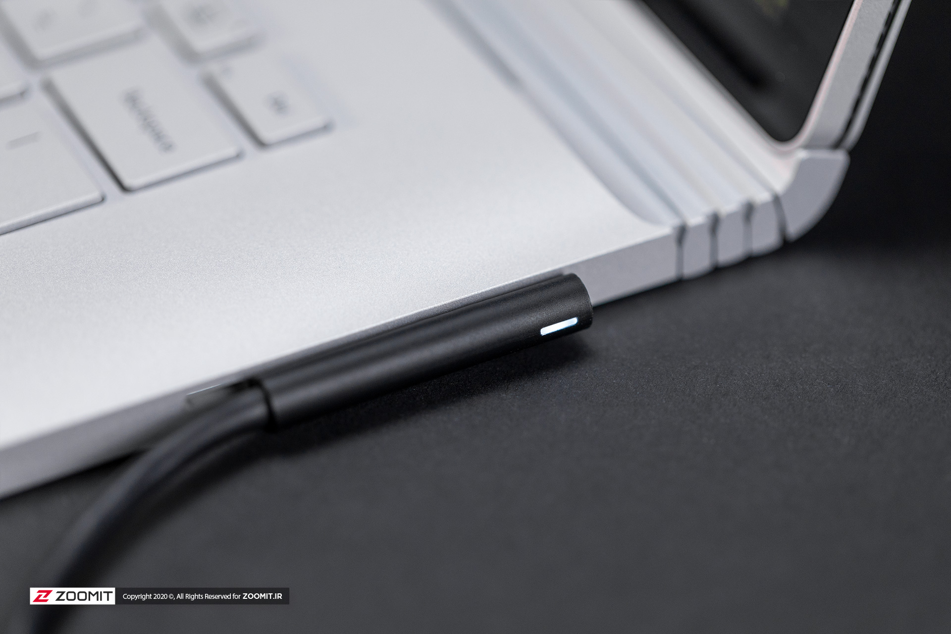 سرفیس بوک 3 مایکروسافت / Microsoft Surface Book 3 در حال شارژ با سرفیس کانکت