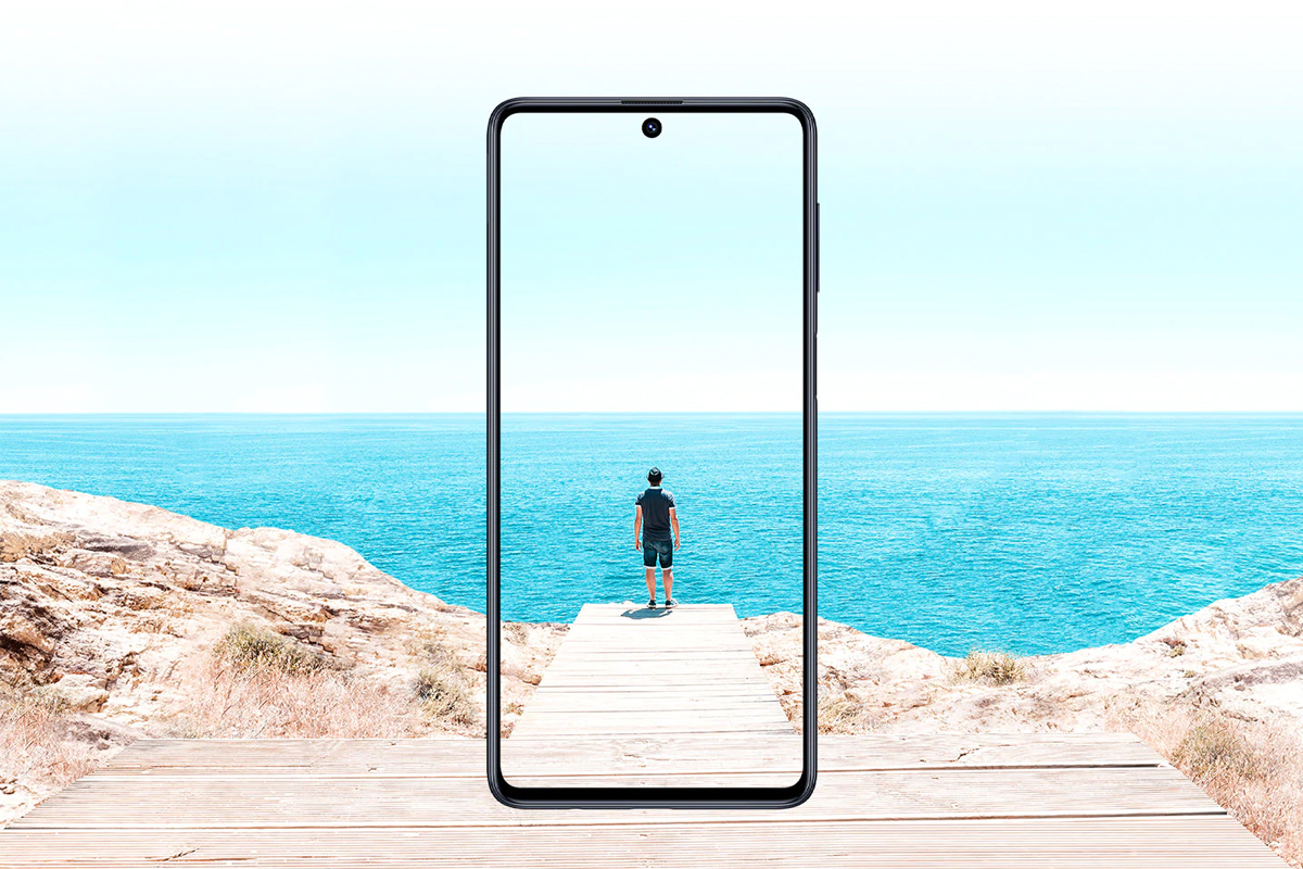پنل جلو نمایشگر گلکسی ام 51 سامسونگ / Samsung Galaxy M51 آسمان صاف و دریای آبی و سنگ