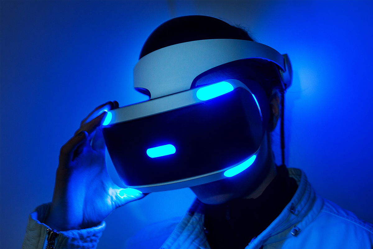 پلی استیشن وی آر سونی / Sony PlayStation VR روی سر یک فرد