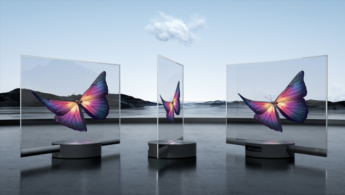 سه دستگاه شیائومی Mi TV Lux OLED Transparent Edition از جلو و نیم رخ در فضای باز آسمان آبی