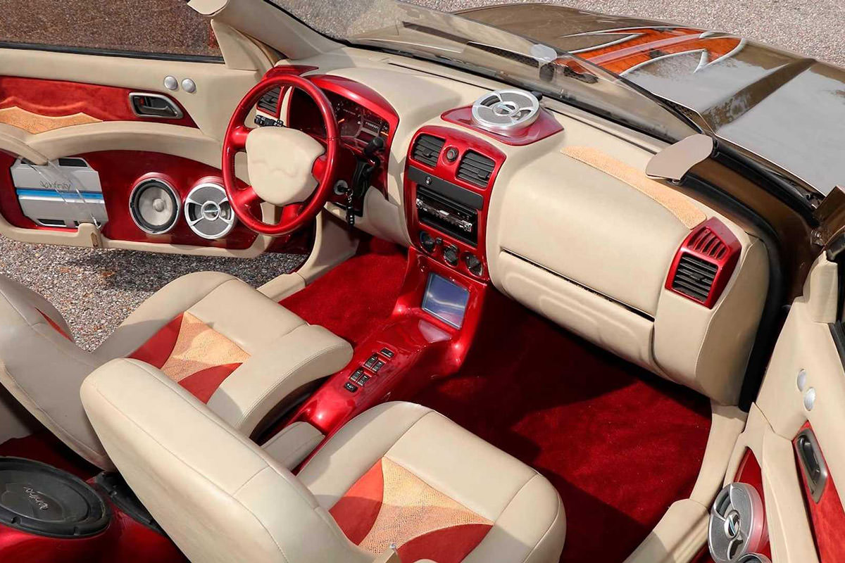 نمای کابین و صندلی ها وانت پیکاپ شورولت کلرادو / Chevrolet Colorado تبدیل شده به رودستر روباز قرمز رنگ بورگاندی