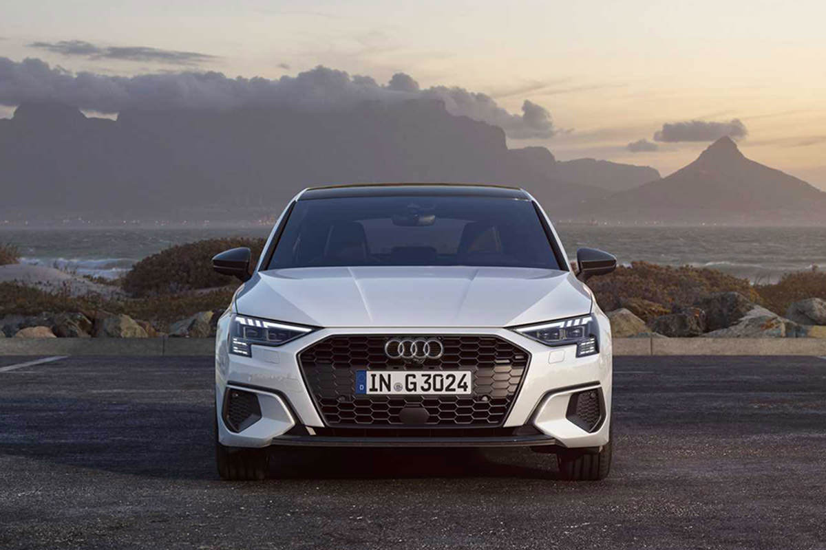 نمای جلو هاچ بک آئودی آ 3 اسپرت بک / Audi A3 Sportback G-Tron گازسوز با رنگ سفید و منظره کوه