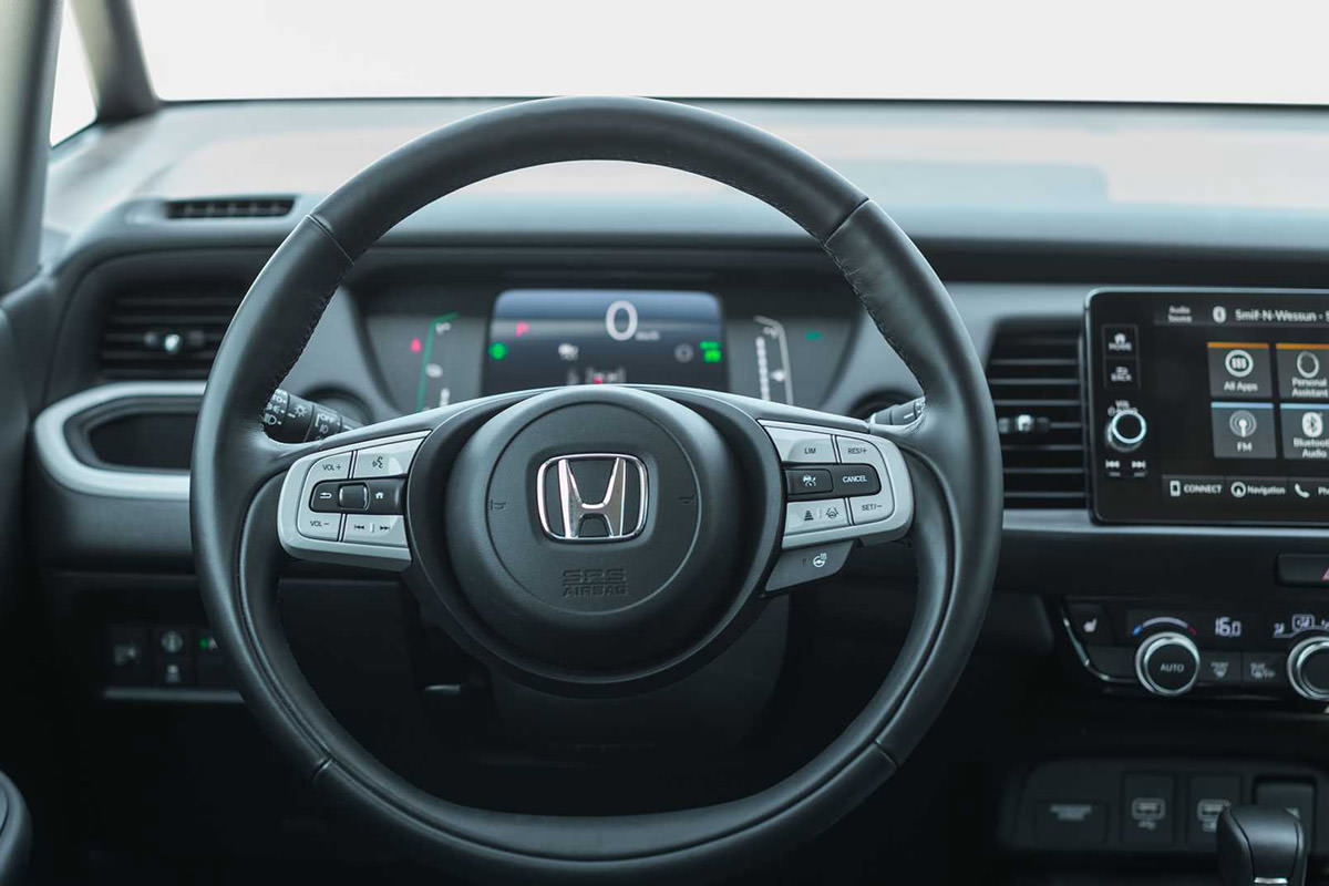 نمای کابین و داشبورد خودروی هیبریدی / Hybrid car هوندا جاز فیت / 2020 Honda Jazz (Fit) e:HEV
