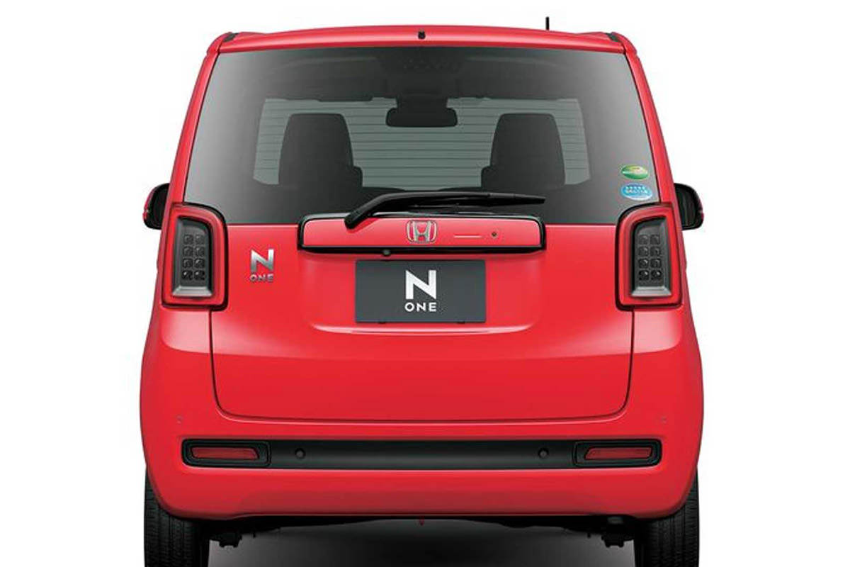 نمای عقب خودرو هاچ بک / hatchback هوندا ان-وان / Honda N-One قرمز رنگ