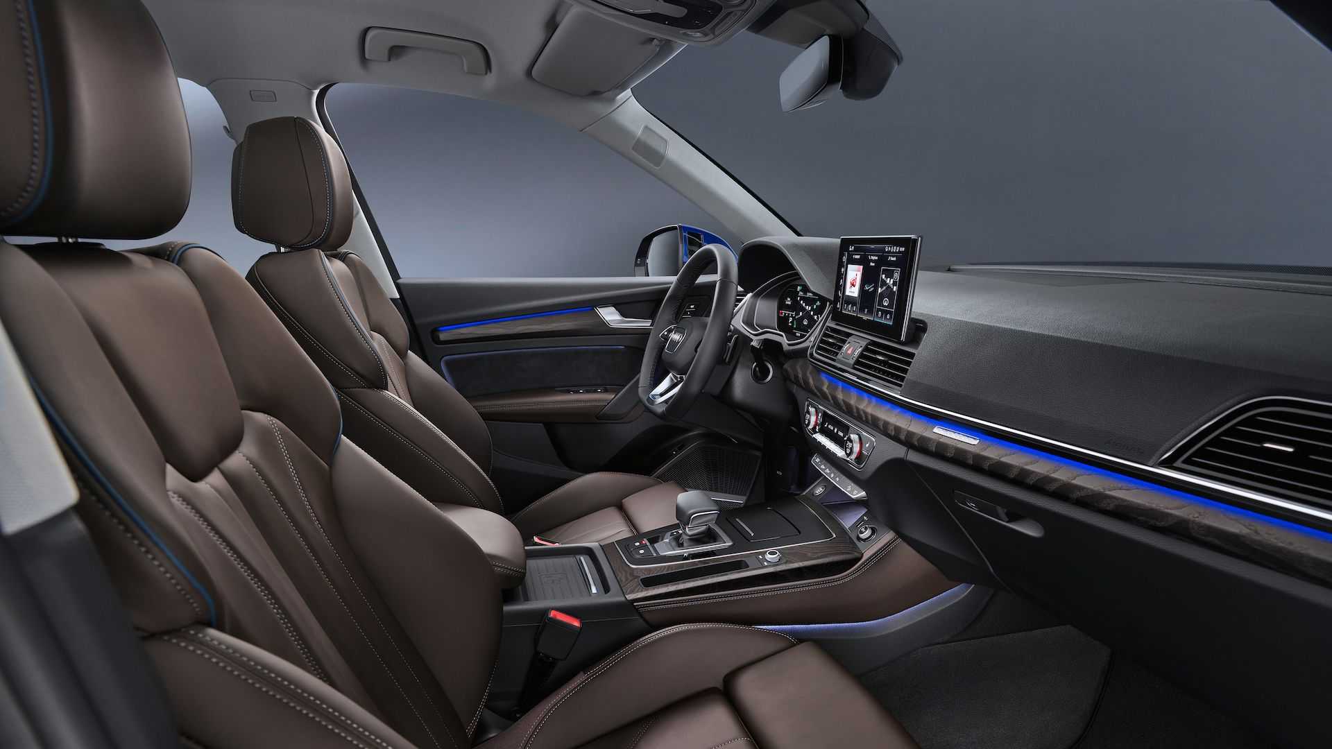 نمای صندلی های جلو و فرمان کراس اور آئودی کیو 5 اسپرت بک / 2021 Audi Q5 Sportback