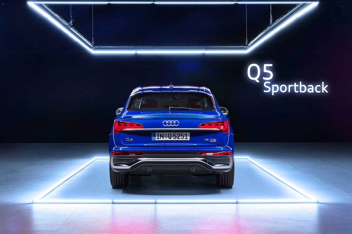 نمای عقب کراس اور آئودی کیو 5 اسپرت بک / 2021 Audi Q5 Sportback آبی رنگ