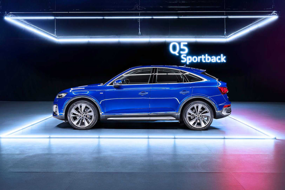 نمای جانبی کراس اور آئودی کیو 5 اسپرت بک / 2021 Audi Q5 Sportback آبی رنگ