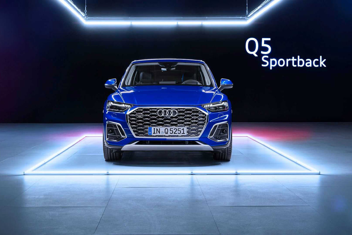 نمای جلو کراس اور آئودی کیو 5 اسپرت بک / 2021 Audi Q5 Sportback آبی رنگ