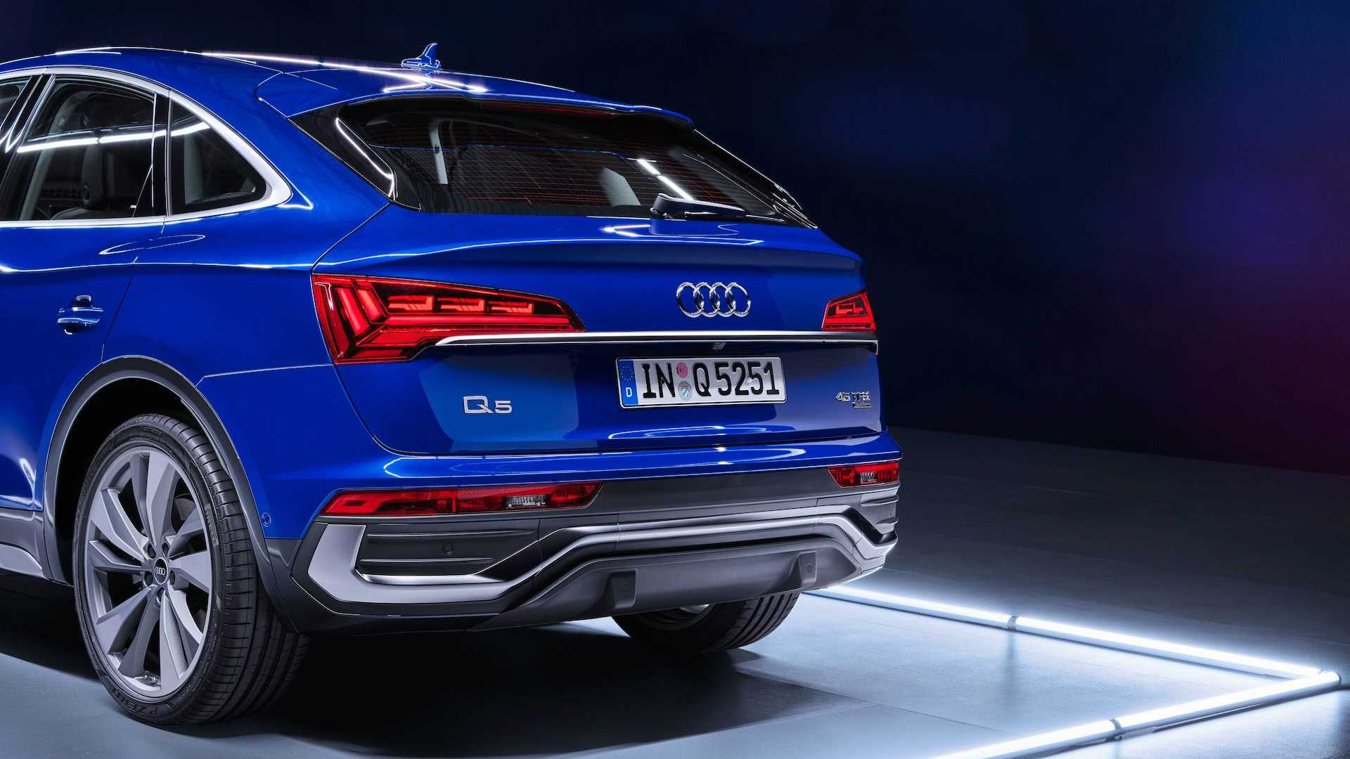 نمای چراغ های عقب کراس اور آئودی کیو 5 اسپرت بک / 2021 Audi Q5 Sportback آبی رنگ